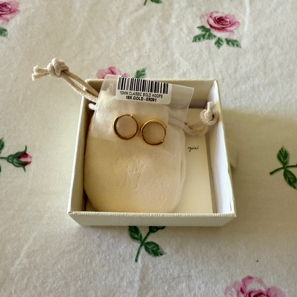 Caitlyn Minimalist Editor II Huggies in 18K Gold - Picture 3 of 4